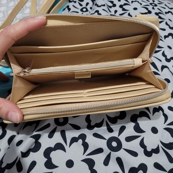 Béis RFID crossbody wallet - Picture 3 of 5